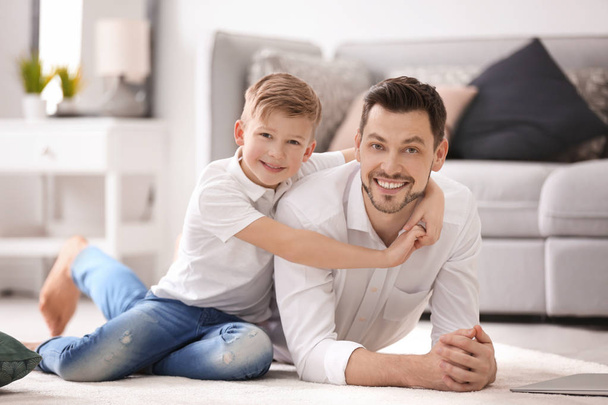Little boy and his dad spending time together at home - Foto, immagini