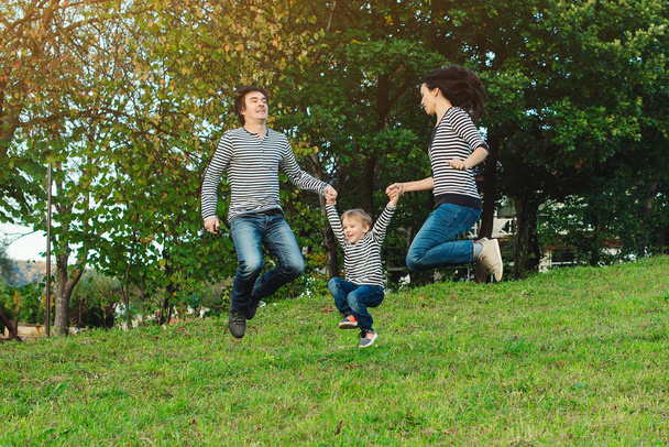公園で一緒に時間を過ごす幸せな若い家族 - 写真・画像