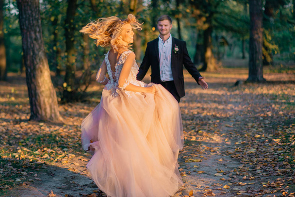 happy bride running to meet her groom - Valokuva, kuva