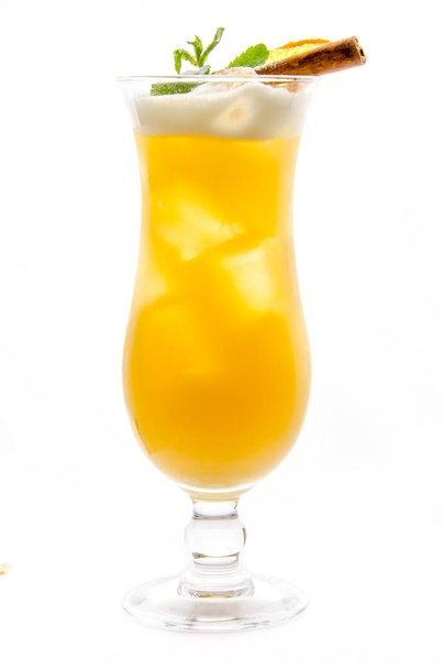 коктейль мягкие и длинные напитки на белом фоне
 - Фото, изображение
