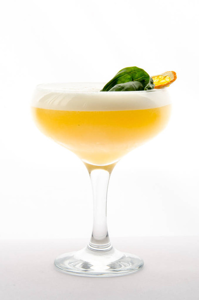 cocktail pehmeät ja pitkät juomat valkoisen taustan edessä
 - Valokuva, kuva