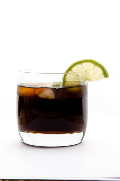 cocktail zacht en longdrinks voor witte achtergrond - Foto, afbeelding