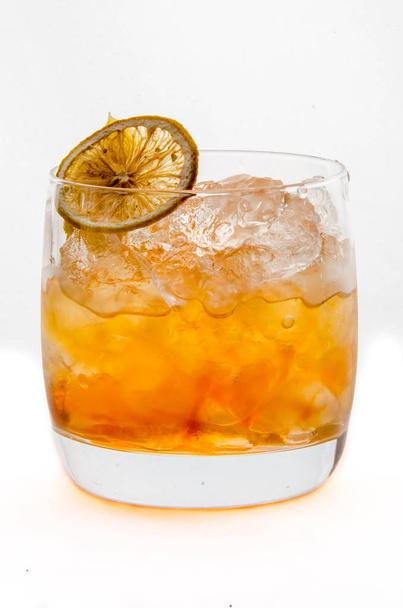 коктейль мягкие и длинные напитки на белом фоне
 - Фото, изображение