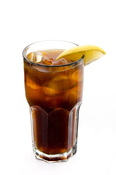 cóctel de refrescos y bebidas largas en frente de fondo blanco
 - Foto, Imagen