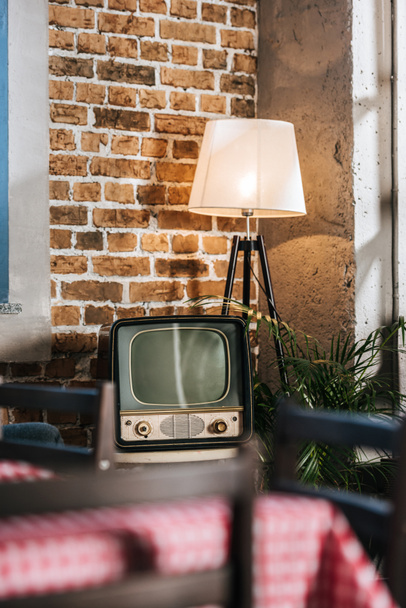 tv vintage con schermo bianco negli interni in stile anni '50
 - Foto, immagini