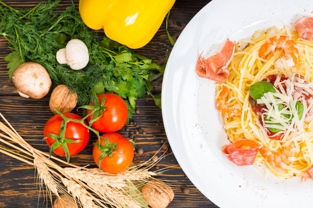 High angle view of spaghetti pasta with shrimps, grated cheese,  - Foto, afbeelding