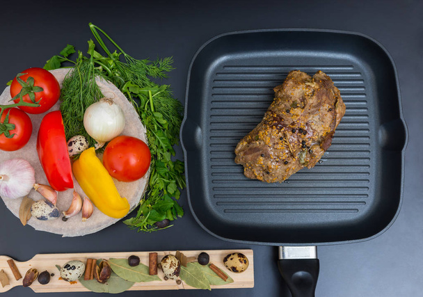 High angle view of prepared marinated meat on a grill pan next t - 写真・画像