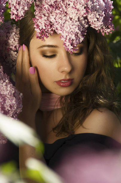 Mladá krásná dívka se zavřenýma očima se kytice (pin - Fotografie, Obrázek