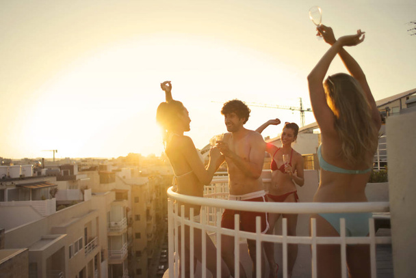 Friends dancing on a terrace - Foto, Imagem
