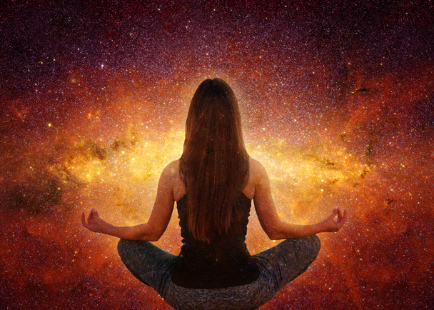 Nő csinálás jóga és a meditáció - Fotó, kép