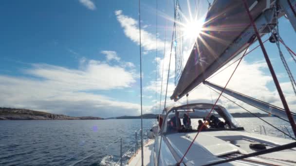 Turisté vědci plavit na bílé krásné plachetnice. Cesta expedice po moři na norský fjord - Záběry, video