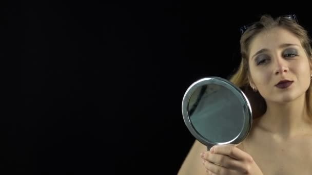 Keresi a tükör fiatal lány - Felvétel, videó