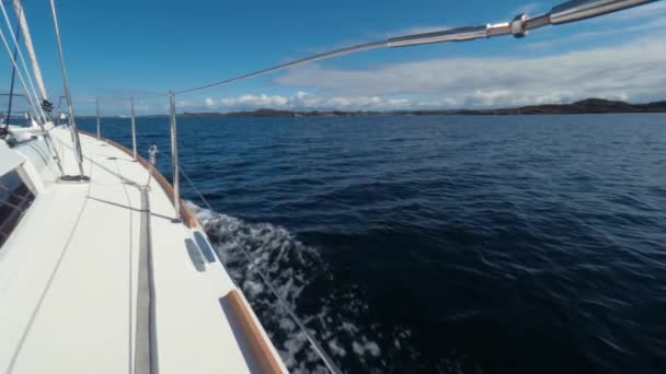 POV geschoten. Reizen over zee, cruise op de prachtige witte zeiljacht. Prachtig zeegezicht op zonnige dag - Video