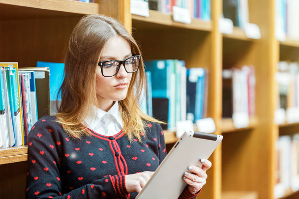 Blonde Girl use Tablet in Library - Foto, Imagem