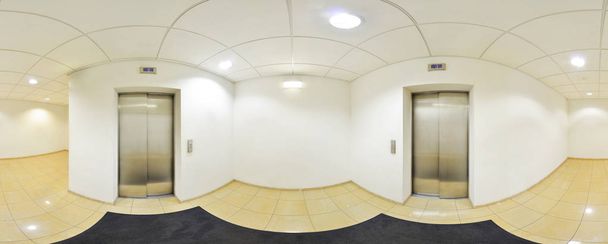 Sferyczne 360 stopni projekcji panorama, panorama w wewnątrz pusty długi korytarz z drzwi i wejść do różnych pomieszczeń i wyciąg. - Zdjęcie, obraz