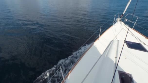 Boog van mooi wit jacht beweegt door de zee. Schuim golven breken van zeilboot. Slow-motion. Hoge hoek - Video