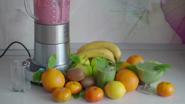 Milk berry cocktail in a blender - Séquence, vidéo