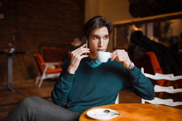 joven bebiendo café  - Foto, imagen