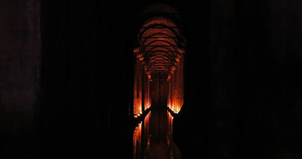 De Basilica Cisterne - Ondergronds waterreservoir. Istanbul, Tu - Foto, afbeelding