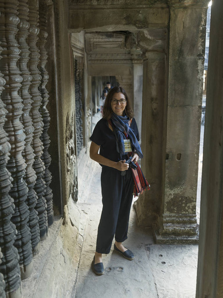 Portrait de femme heureuse debout au temple, Krong Siem Reap, Siem Reap, Cambodge
 - Photo, image