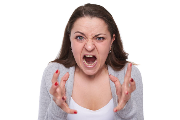 Agresywna kobieta próbuje cię skrzywdzić - Zdjęcie, obraz