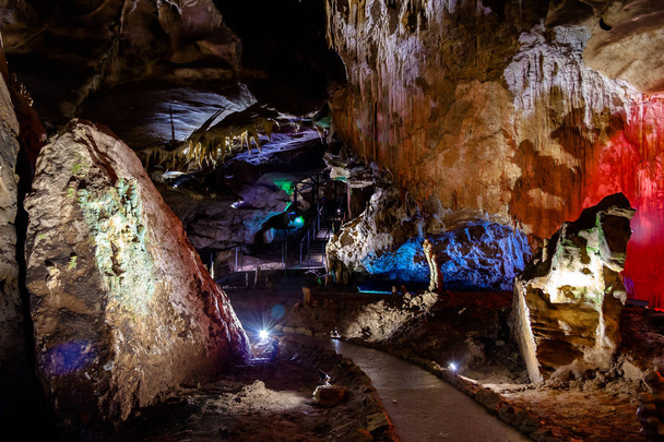 Ο Προμηθέας σπήλαιο στο Tskaltubo, την περιοχή Καχέτι της γεωργίας. Σπηλιά κάτω από την επιφάνεια της γης. - Φωτογραφία, εικόνα