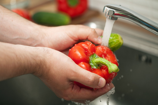 man washing vegetables - Foto, imagen