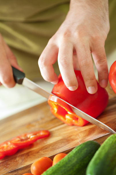 Hombre cortando verduras para ensalada - Foto, imagen
