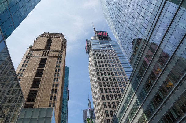 Street perspective New Yorker glass buildings. - Foto, Imagen