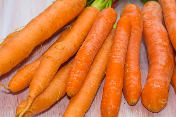 frisch, roh, biologisch, bio, Orangenkarotten. gesunde vegane pflanzliche Kost - Foto, Bild