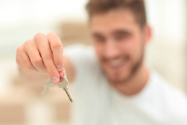 closeup.man showing keys of new apartments - Foto, imagen