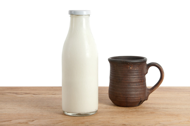 Egy üveg tejet és a bögre - Fotó, kép