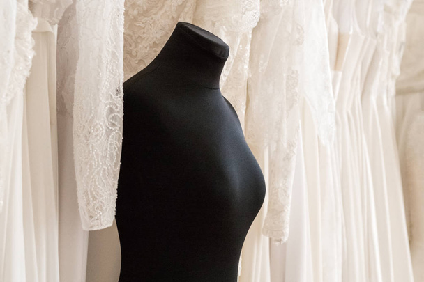 Vestidos de noiva elegantes brancos em boutique de casamento
 - Foto, Imagem