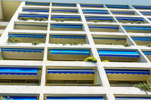 Moderna fachada del apartamento del hotel con muchos balcones
. - Foto, Imagen
