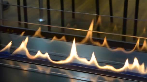 Σύγχρονη βιο fireplot τζάκι αιθανόλη αερίου. Έξυπνες οικολογικές - Πλάνα, βίντεο