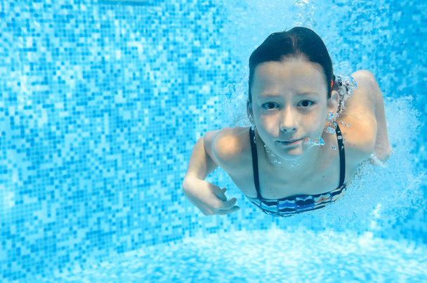 Gyermek úszik a medence víz alatti, boldog, aktív lány merülés és szórakoztató alatt víz, gyerek fitness és sport a családi nyaralás üdülő - Fotó, kép