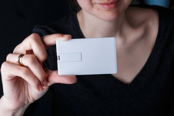 woman holding white card. mock up design - Foto, Imagen