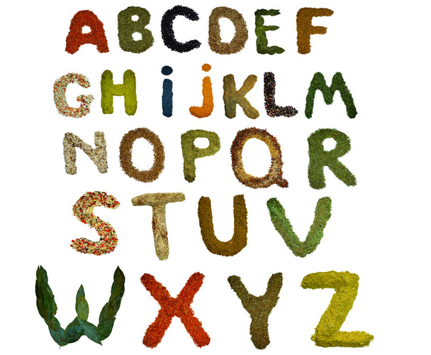 İngilizce alfabe çeşitli renkli ve güzel kokulu baharatlar ve aromalar ile kaplı izole - Fotoğraf, Görsel
