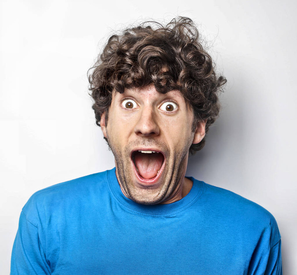 Portrait of a surprised guy - Foto, imagen