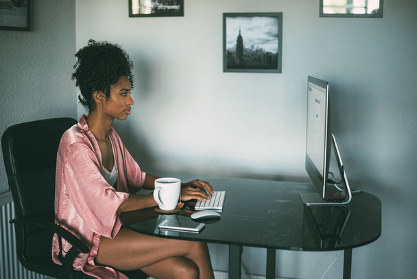 чернокожая женщина дома работает с компьютером и кофе по утрам
 - Фото, изображение