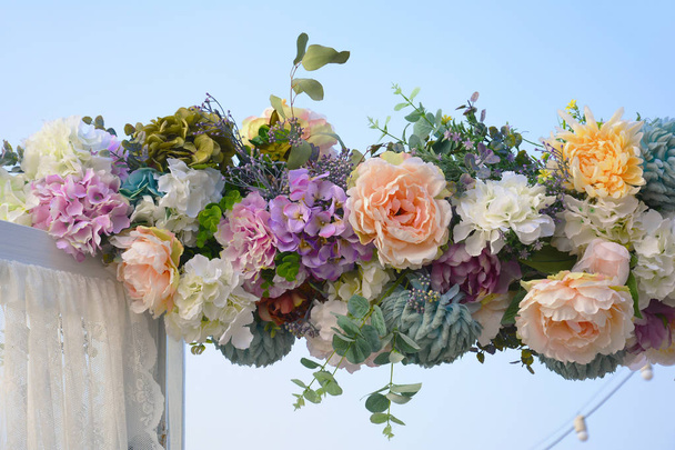 dekorative Girlande aus künstlichen Blumen - Rosen, Hortensien und - Foto, Bild