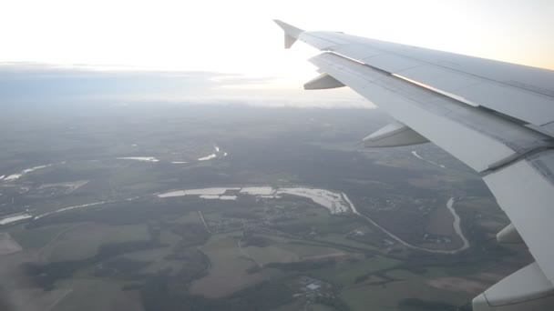 Uitzicht vanaf het vliegtuig venster naar de omgeving van Parijs - Video