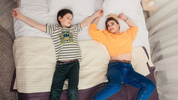 Mother with son on bed, mother and son having fun - Foto, Imagem