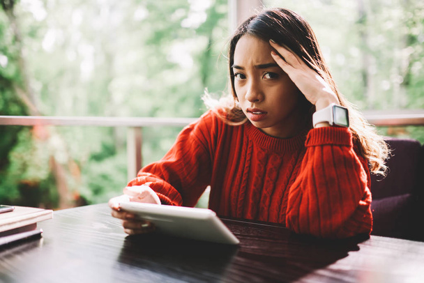Portrait of sad young woman worried about money transaction can't use banking application on touchpad, upset hipster girl disappointed with failures and problems getting bad news on email box - Foto, Bild
