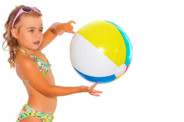 Kleines Mädchen im Badeanzug mit Ball - Foto, Bild