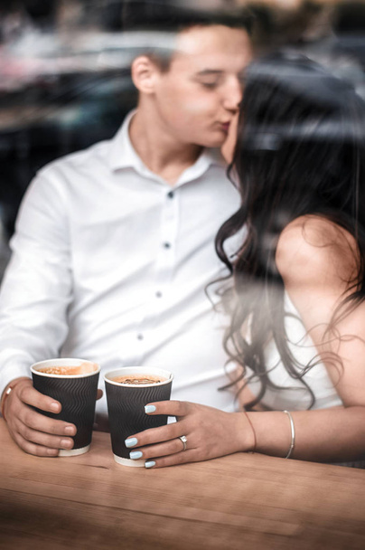 Молода пара на побаченні п'є каву
 - Фото, зображення