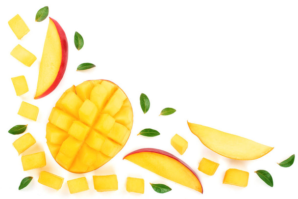 polovina Mango ovoce zdobené listy izolované na bílém pozadí detail. Pohled shora. Rozložení bytu - Fotografie, Obrázek
