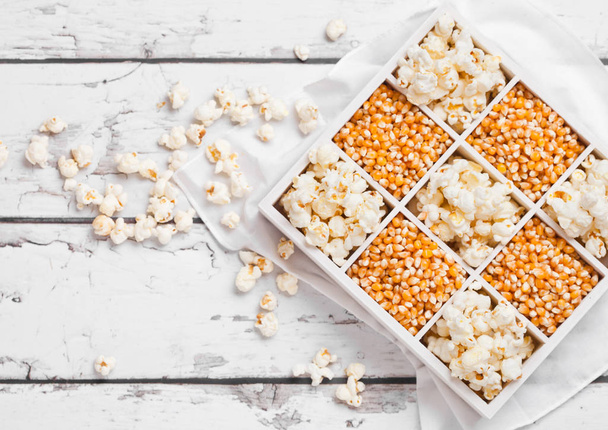 Raw golden sweet corn seeds and popcorn in box - Valokuva, kuva
