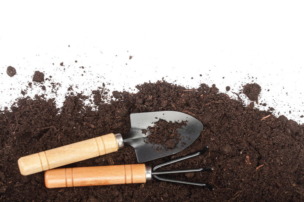 Εργαλεία κήπου στο χώμα που απομονώνονται σε λευκό φόντο με αντίγραφο χώρου για το κείμενό σας. Το Top view - Φωτογραφία, εικόνα