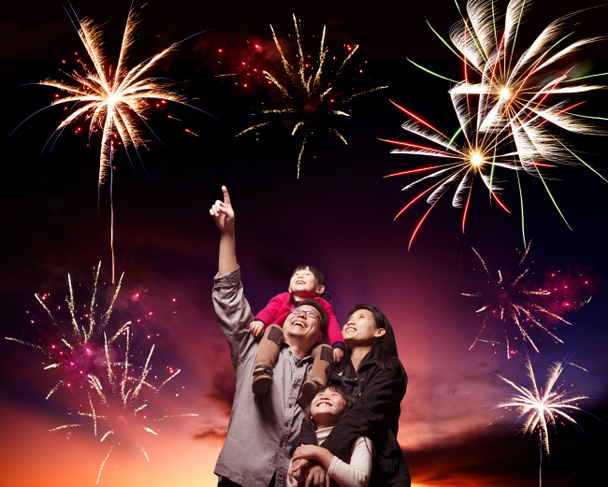 Happy famille à la recherche de feux d'artifice dans le ciel du soir
 - Photo, image